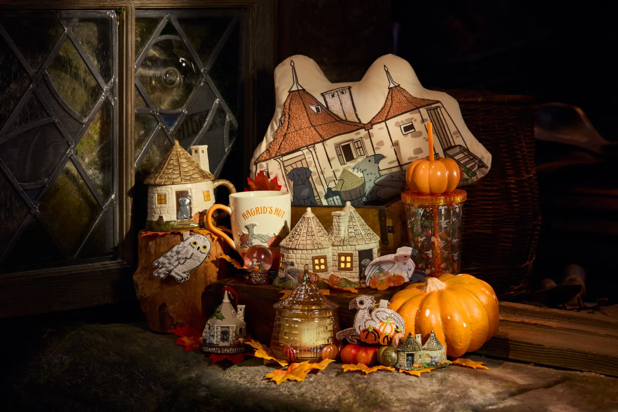 かぼちゃに囲まれたハグリッドの家がモチーフのハロウィーン限定商品